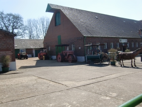 Sonsbeck : Balberger Straße, Traktorenmuseum Pauenhof, Eingangsbereich